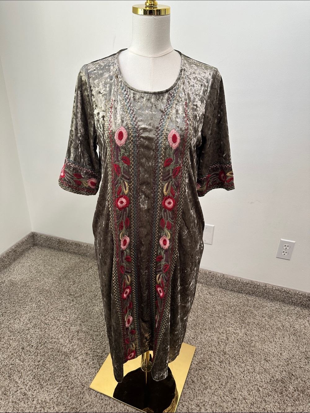 🕯️ Orange Creek Velvet Embroidered Midi Dress
